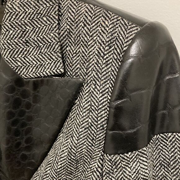 Gai Mattiolo Jacket & Skirt Suit in Herringbone Wool Blend & Embossed Leather. - Picture 5 of 15